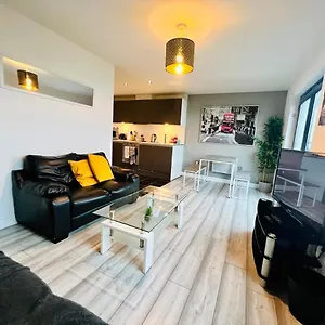 Lush Bay With Secure Parking And Fast Wifi Cardiff